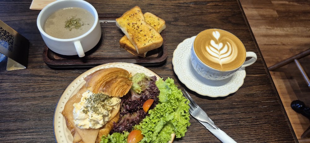 Alley & Daisy Cafe (Jalan Trus)